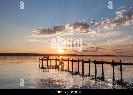 Geografia / viaggio, Germania, Baviera, Andechs, passerella a Ammersee (Lago Ammer) al tramonto, Aidenrie, diritti aggiuntivi-clearance-Info-non-disponibile Foto Stock