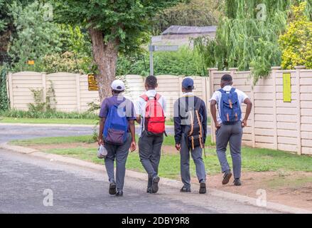 Alberton, Sudafrica - i bambini della scuola nera non identificati camminano a casa dalla scuola Foto Stock