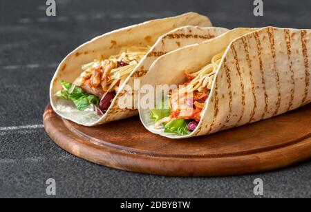 Taco - tradizionale piatto messicano su tavola di legno Foto Stock