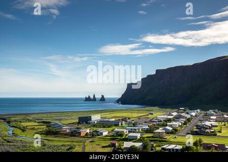 Vista sul villaggio di Vik, Costa Sud dell'Islanda Foto Stock