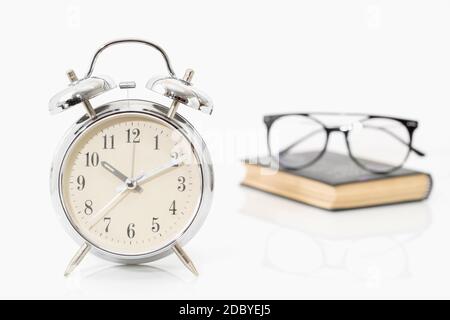 Un classico orologio sveglia con il martello che mostra il movimento come  suona le campane su sfondo bianco Foto stock - Alamy