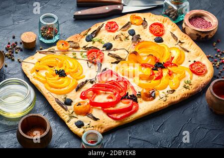 Focaccia italiana fatta in casa con peperone, pomodori, basilico e olive. Foto Stock