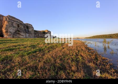 Una vista dalle rovine di Carsium città vecchia, Harsova. Carsium era una fortezza costruita nella provincia romana di Moesia nel I secolo d.c. Foto Stock