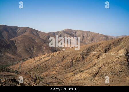 Vista del paesaggio montano dal punto di vista di Risco de las Penas. Fuerteventura. Isole Canarie. Spagna. Foto Stock