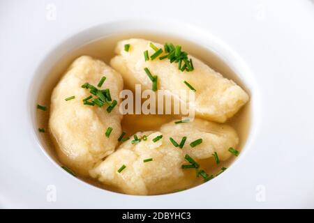 closeup di gnocchi di semola in brodo Foto Stock