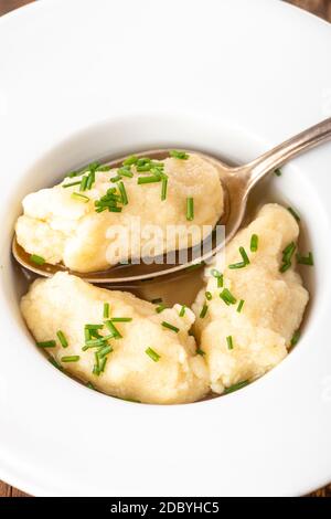 closeup di gnocchi di semola in brodo Foto Stock