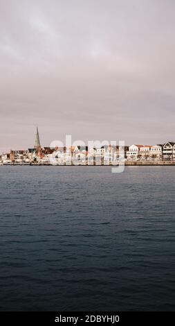 Lo skyline di Lübeck-Travemünde poco prima dell'alba e del cielo è nuvoloso Foto Stock