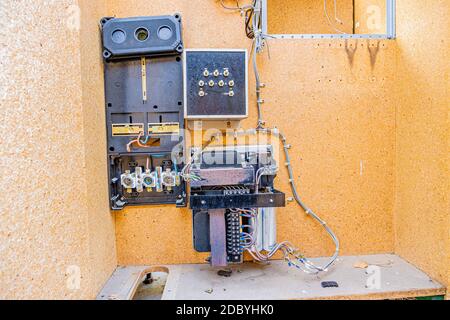 Interno di una scatola relè di comando disutilizzata della vecchia ferrovia del Reno (IJzeren Rijn), struttura in metallo nero, scatola fusibili vuota, fili e co elettrico Foto Stock