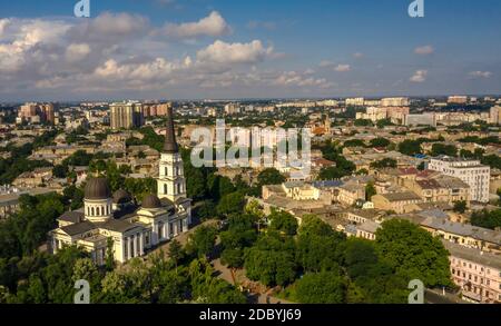 Panorama Air City con la Cattedrale Ortodossa a Odessa, Ucraina al giorno di sole. Foto Stock