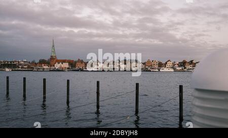 Lo skyline di Lübeck-Travemünde poco prima dell'alba e del cielo è nuvoloso Foto Stock