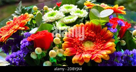 Bouquet di gerbere, rose e felce Foto Stock