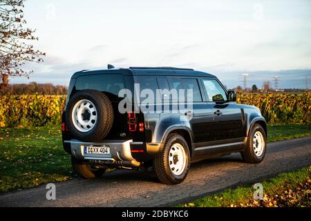 Der neue Land Rover Defender D200 Baujahr 2020. Ausführung 110 mit 4 Türen, Stahlfelgen, Geländebereifung und Luftfahrwerk. Foto Stock