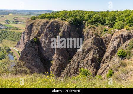 Vista grandangolare sul paesaggio con massiccio roccioso da Rotenfels, Bad Muenster am Stein, Renania Palatinato, Germania Foto Stock