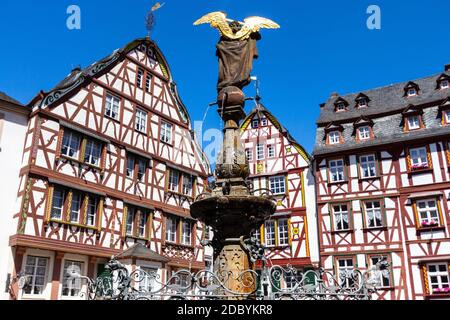 Mercato posto a Bernkastel-Kues sul fiume Mosella, Germania Foto Stock