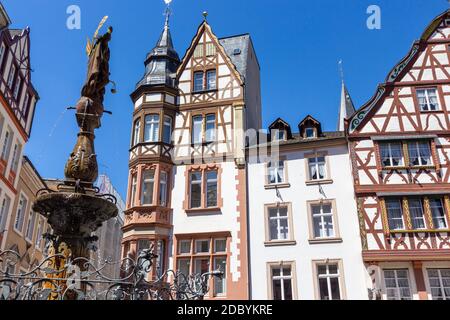 Mercato posto a Bernkastel-Kues sul fiume Mosella, Germania Foto Stock