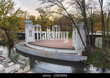 Vista autunnale del Teatro sull'isola nel Royal Baths Park di Varsavia, Polonia Foto Stock