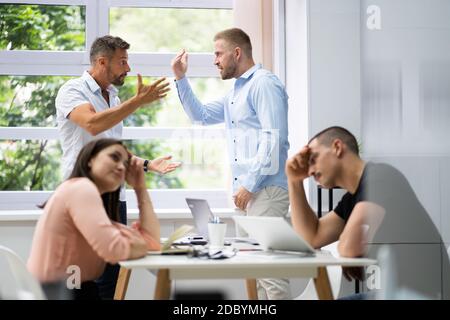 Pressione sul posto di lavoro in ufficio. Conflitto di Bully Boss Foto Stock