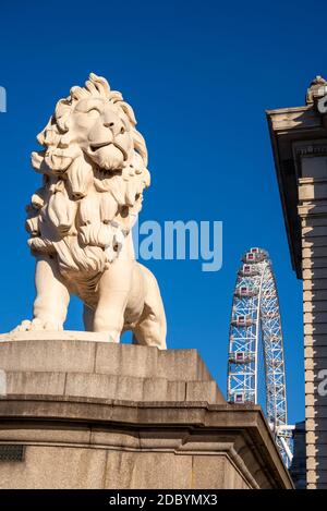 La statua del Leone della South Bank fuori dalla County Hall, che era la sede del London County Council (LCC) e del Greater London Council (GLC) sulla South Bank Foto Stock
