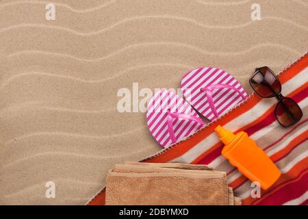 Donna accessori per la spiaggia distesi sulla sabbia, con posto per il testo Foto Stock