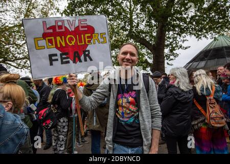 "Save our Rights", protesta anti-blocco contro il governo britannico, le ultime restrizioni di blocco pandemiche del coronavirus per rallentare la diffusione del virus. Foto Stock