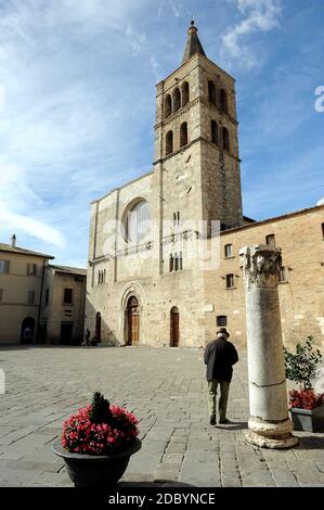 Veduta della chiesa di San Michele arcangelo sulla piazza principale di Bevagna in Umbria, nel centro Italia. La Chiesa di San Michele Arcangelo risale al Foto Stock