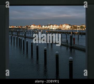 Lo skyline di Lübeck-Travemünde è illuminato dal sole che sorge e il cielo è nuvoloso Foto Stock