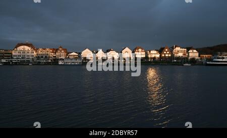 Lo skyline di Lübeck-Travemünde è illuminato dal sole che sorge e il cielo è nuvoloso Foto Stock