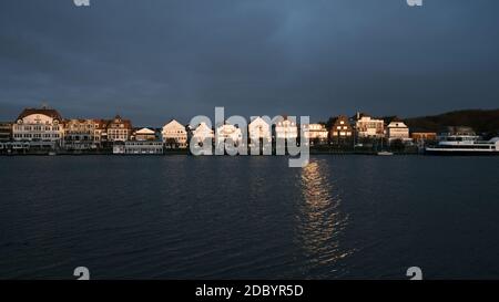 Lo skyline di Lübeck-Travemünde è illuminato dal sole che sorge e il cielo è nuvoloso Foto Stock