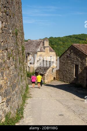 Beynac et Cazenac, Francia - 4 Settembre 2018: i turisti nelle strade di ciottoli di Beynac et Cazenac village, la Dordogne, Francia Foto Stock