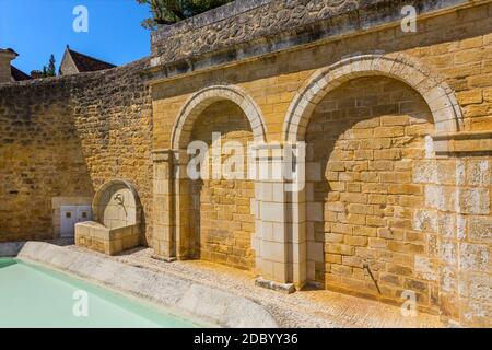 Vecchia fontana a Domme, la città medievale, Domme, Dordogna, Aquitania, Francia, Europa Foto Stock