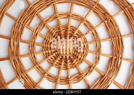 supporto rotondo in vimini per pentole su sfondo bianco, vista dall'alto Foto Stock