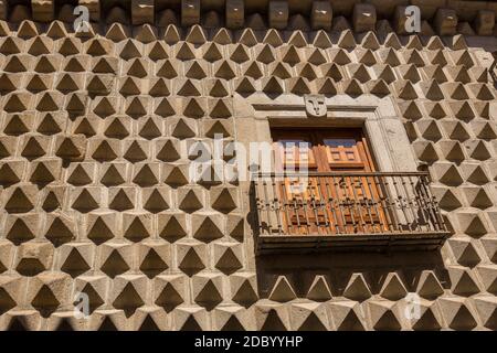 Segovia, Spagna - 27 APRILE 2019 - Casa Los Picos è più notevole per la sua facciata che è coperta interamente da blocchi di granito a forma di piramide. La costruzione Foto Stock