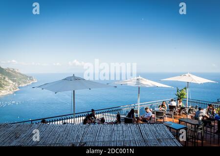 La vista della costiera amalfitana e del Mar Tirreno dalla città italiana di Ravello. Foto Stock