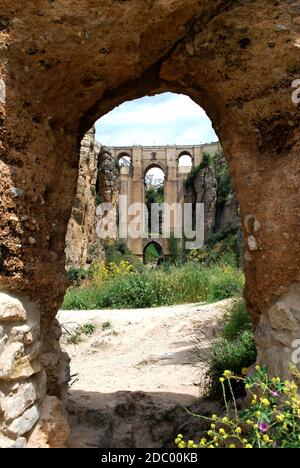 Vista del nuovo ponte e gola visto attraverso un antico arco moresco, Ronda, Provincia di Malaga, Andalusia, Spagna Foto Stock