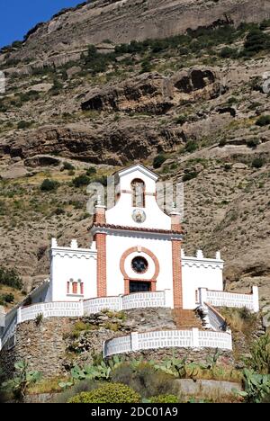 Chiesa spagnola imbiancata nelle montagne, El Chorro, Provincia di Malaga, Andalusia, Spagna, Europa occidentale Foto Stock