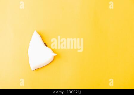Happy Coconuts giorno concetto, fresco noce di cocco pezzi gruppo fette, studio girato isolato su sfondo giallo Foto Stock