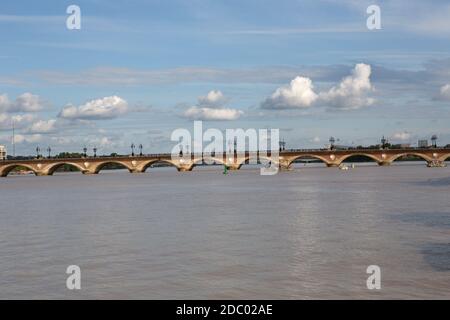 Famoso ponte Pont de Pierre, Bordeaux Aquitania, Francia Foto Stock