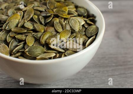 Dettaglio sui crostoni salati semi di zucca collocato in piccolo vaso in ceramica. Foto Stock