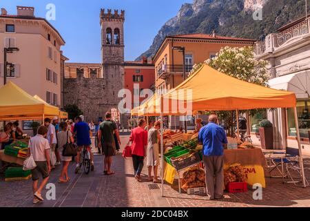 Vista delle bancarelle dominate da porta di San Michele, Riva del Garda, Lago di Garda, Trentino, Italia, Europa Foto Stock