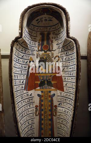 Cairo, Egitto. 17 Nov 2020. Una bara colorata si trova al Museo Egizio del Cairo, in Egitto, il 17 novembre 2020. L'Egitto ha celebrato martedì il 118° anniversario della fondazione del Museo Egizio situato nel centro del Cairo, che ospita una vasta collezione di antichità egizie antiche. Credit: Ahmed Gomaa/Xinhua/Alamy Live News Foto Stock