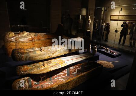 Cairo, Egitto. 17 Nov 2020. Coffins e altri manufatti sono visti al Museo Egizio del Cairo, Egitto, il 17 novembre 2020. L'Egitto ha celebrato martedì il 118° anniversario della fondazione del Museo Egizio situato nel centro del Cairo, che ospita una vasta collezione di antichità egizie antiche. Credit: Ahmed Gomaa/Xinhua/Alamy Live News Foto Stock