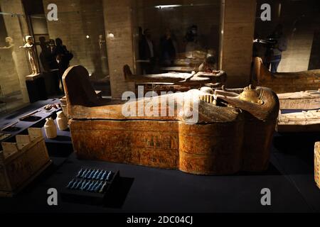 Cairo, Egitto. 17 Nov 2020. Coffins e altri manufatti sono visti al Museo Egizio del Cairo, Egitto, il 17 novembre 2020. L'Egitto ha celebrato martedì il 118° anniversario della fondazione del Museo Egizio situato nel centro del Cairo, che ospita una vasta collezione di antichità egizie antiche. Credit: Ahmed Gomaa/Xinhua/Alamy Live News Foto Stock