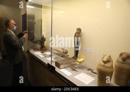 Cairo, Egitto. 17 Nov 2020. Un visitatore scatta foto al Museo Egizio del Cairo, Egitto, il 17 novembre 2020. L'Egitto ha celebrato martedì il 118° anniversario della fondazione del Museo Egizio situato nel centro del Cairo, che ospita una vasta collezione di antichità egizie antiche. Credit: Ahmed Gomaa/Xinhua/Alamy Live News Foto Stock