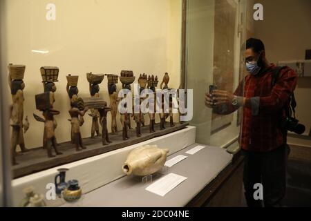 Cairo, Egitto. 17 Nov 2020. Un visitatore scatta foto al Museo Egizio del Cairo, Egitto, il 17 novembre 2020. L'Egitto ha celebrato martedì il 118° anniversario della fondazione del Museo Egizio situato nel centro del Cairo, che ospita una vasta collezione di antichità egizie antiche. Credit: Ahmed Gomaa/Xinhua/Alamy Live News Foto Stock