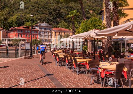 Ristoranti e colori pastello architettura a lato del lago, Riva del Garda, Lago di Garda, Trentino, Italia, Europa Foto Stock