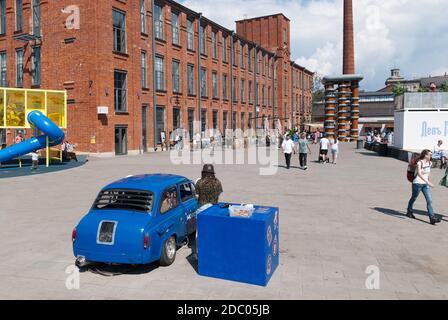 San Pietroburgo, Russia – 18 luglio 2020: La gente cammina nella Piazza del Mare sul territorio del moderno spazio pubblico e creativo Sevkabel Port Foto Stock