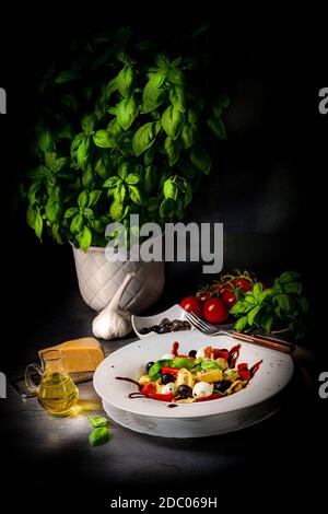 rustica insalata di tortellini con mozzarella Foto Stock