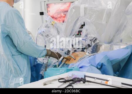 Il processo di esecuzione di un intervento chirurgico utilizzando un moderno sistema chirurgico robotico. Robot medico. Chirurgia robotica minimamente invasiva. Foto Stock
