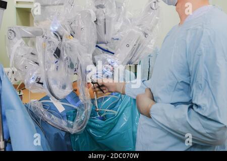 Il processo di esecuzione di un intervento chirurgico utilizzando un moderno sistema chirurgico robotico. Robot medico. Chirurgia robotica minimamente invasiva. Foto Stock