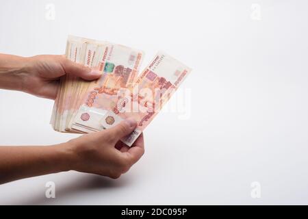 Le mani contano cinque millesimi banconote russe Foto Stock